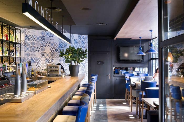 3-montes-de-galicia-restaurante-madrid-egue-y-seta-azul-combinado-con-naranja-y-madera-suelo-azulejos