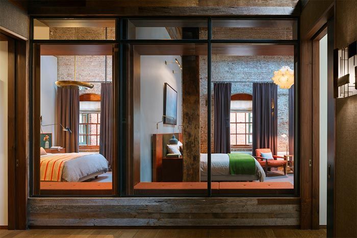 4-loft-tribeca-andrew-franz-architects-mobiliario-estilo-midcentury-sofa-azul-en-l