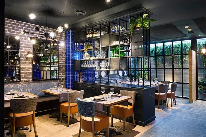 5-montes-de-galicia-restaurante-madrid-egue-y-seta-azul-combinado-con-naranja-y-madera-suelo-azulejos
