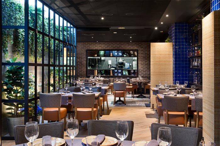 6-montes-de-galicia-restaurante-madrid-egue-y-seta-azul-combinado-con-naranja-y-madera-suelo-azulejos