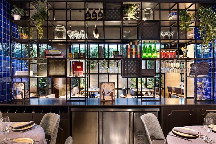 7-montes-de-galicia-restaurante-madrid-egue-y-seta-azul-combinado-con-naranja-y-madera-suelo-azulejos