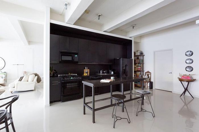 8-cocina-negra-loft-blanco-one-fine-stay