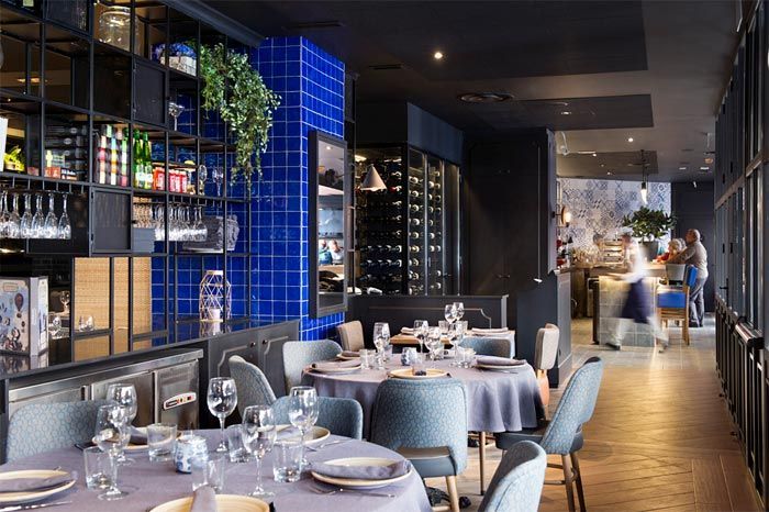 8-montes-de-galicia-restaurante-madrid-egue-y-seta-azul-combinado-con-naranja-y-madera-suelo-azulejos