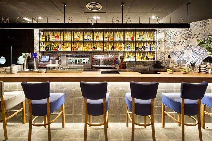 9-montes-de-galicia-restaurante-madrid-egue-y-seta-azul-combinado-con-naranja-y-madera-suelo-azulejos