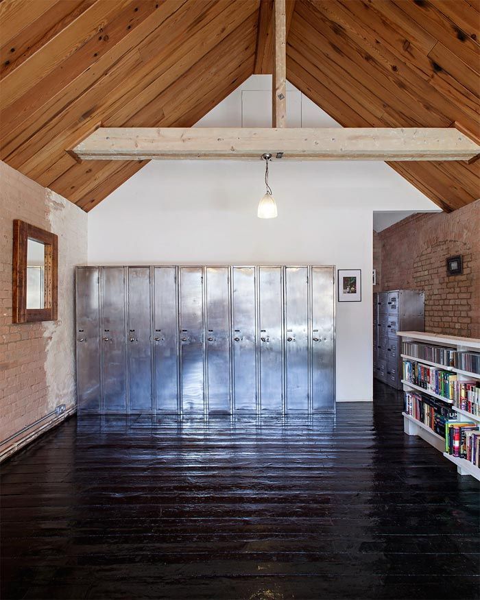 armario-tipo-taquillas-metalicas-dormitorio-abuhardillado-techo-madera-paredes-ladrillo-antiguo-almacen-londres-chris-dyson