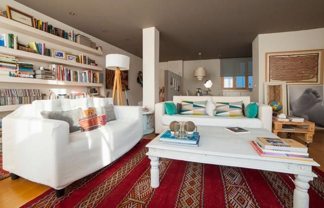 casa-maria-canal-salon-sofas-blancos
