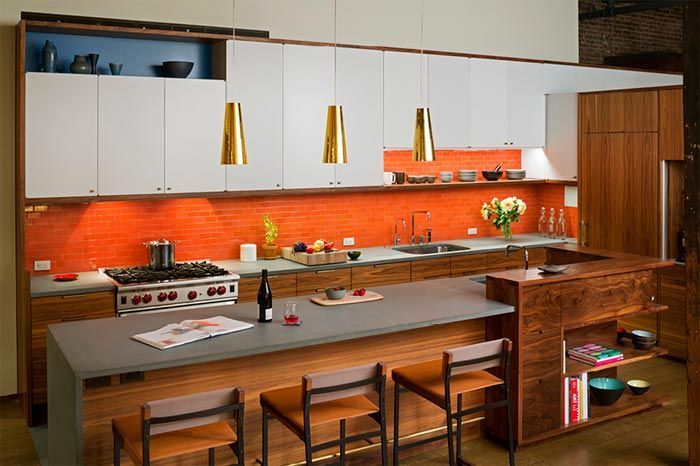 cocina-blanca-y-naranja-loft-tribeca