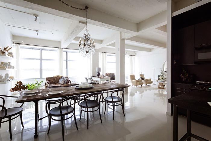 loft-blanco-cocina-negra-one-fine-stay-comedor-sillas-thonet
