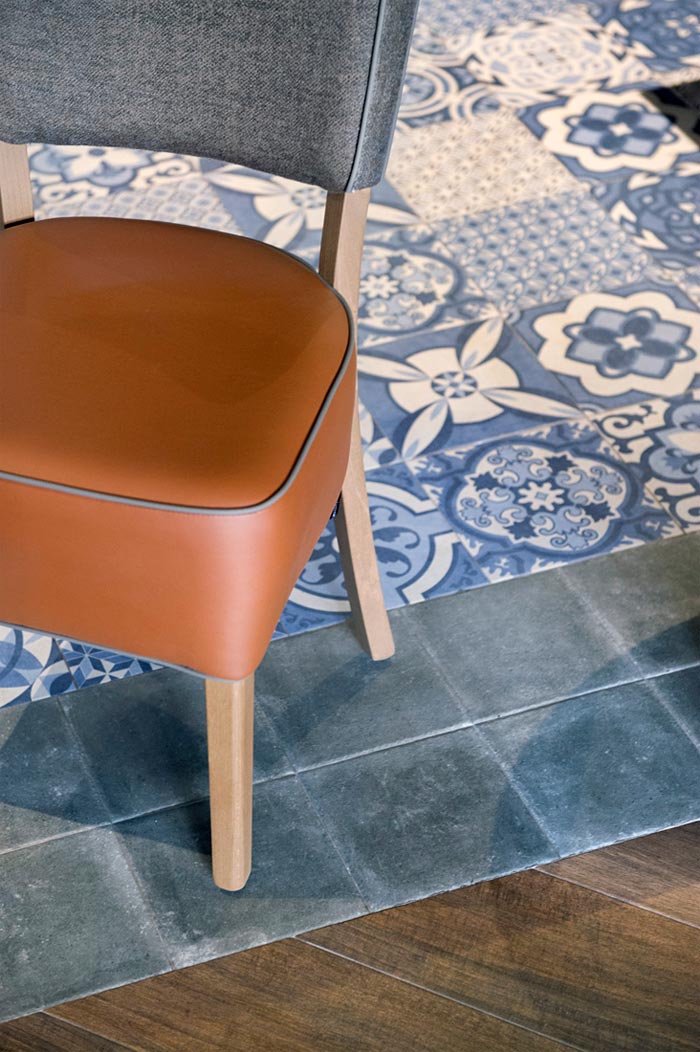 montes-de-galicia-restaurante-madrid-egue-y-seta-azul-combinado-con-naranja-y-madera-suelo-azulejos