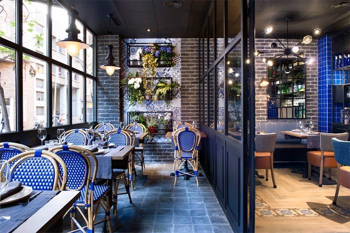 sillas-estilo-bistrot-montes-de-galicia-restaurante-madrid-egue-y-seta-azul-combinado-con-naranja-y-madera-suelo-azulejos