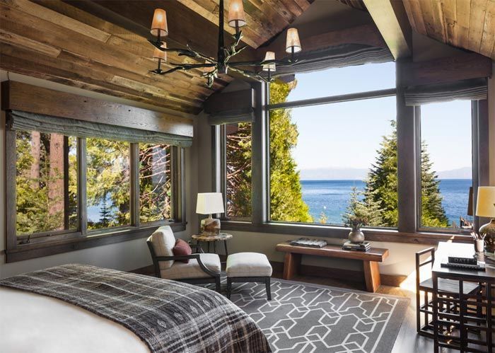 cabana-de-madera-dormitorio-estilo-rustico-lampara-de-cuernos-lago-tahoe