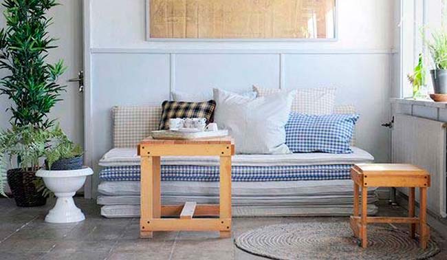 cama-de-dia-hecha-con-colchonetas-cuadros-vichy