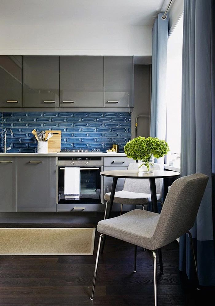 cocina-muebles-gris-alto-brillo-y-azulejos-azules-inspiracion-retro