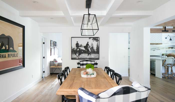 comedor-con-mesa-de-madera-sillas-negras-y-butacas-cuadros-vichy-decorar