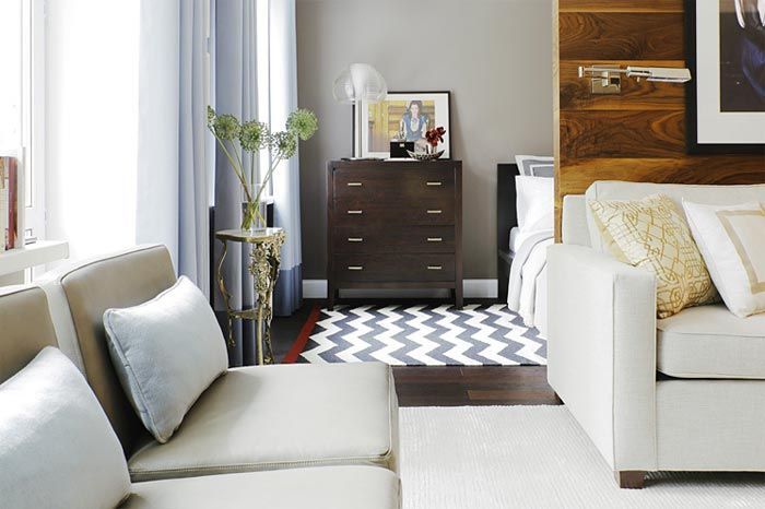 comoda-madera-oscura-apartamento-45-metros-como-decorar-aprovechar-el-espacio-sofa-blanco-