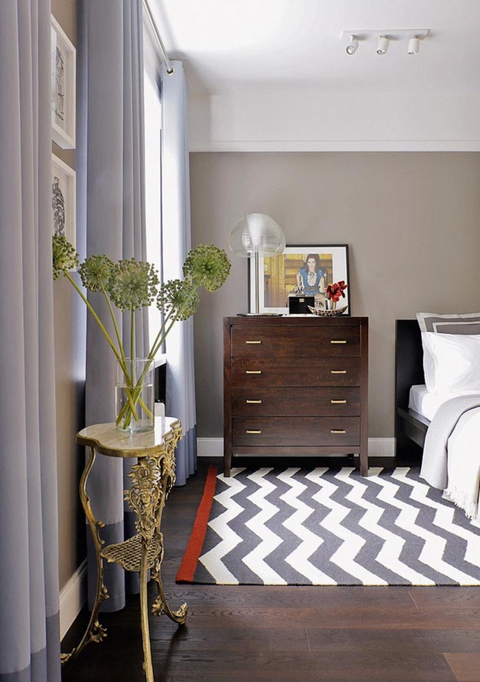 dormitorio-alfombra-zigzag-chevron-mesa-bronce-y-marmol