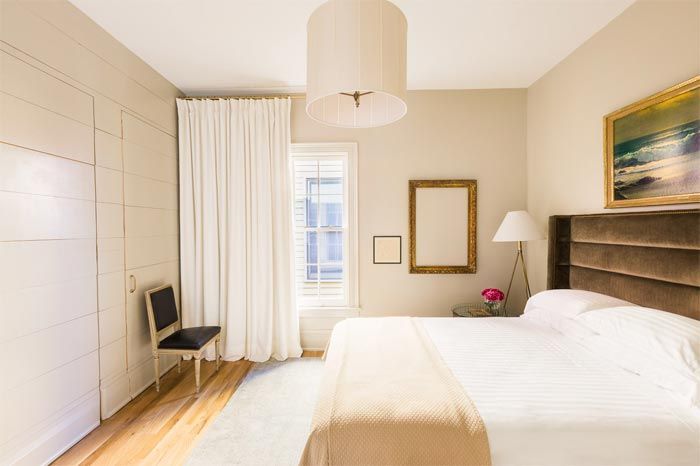 dormitorio-elegante-decorado-tonos-neutros-cama-terciopelo-marron