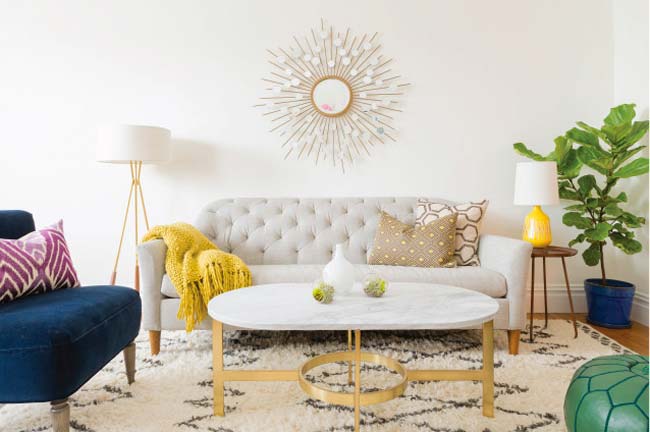 salon-butaca-azul-sofa-gris-y-ficus-lyrata