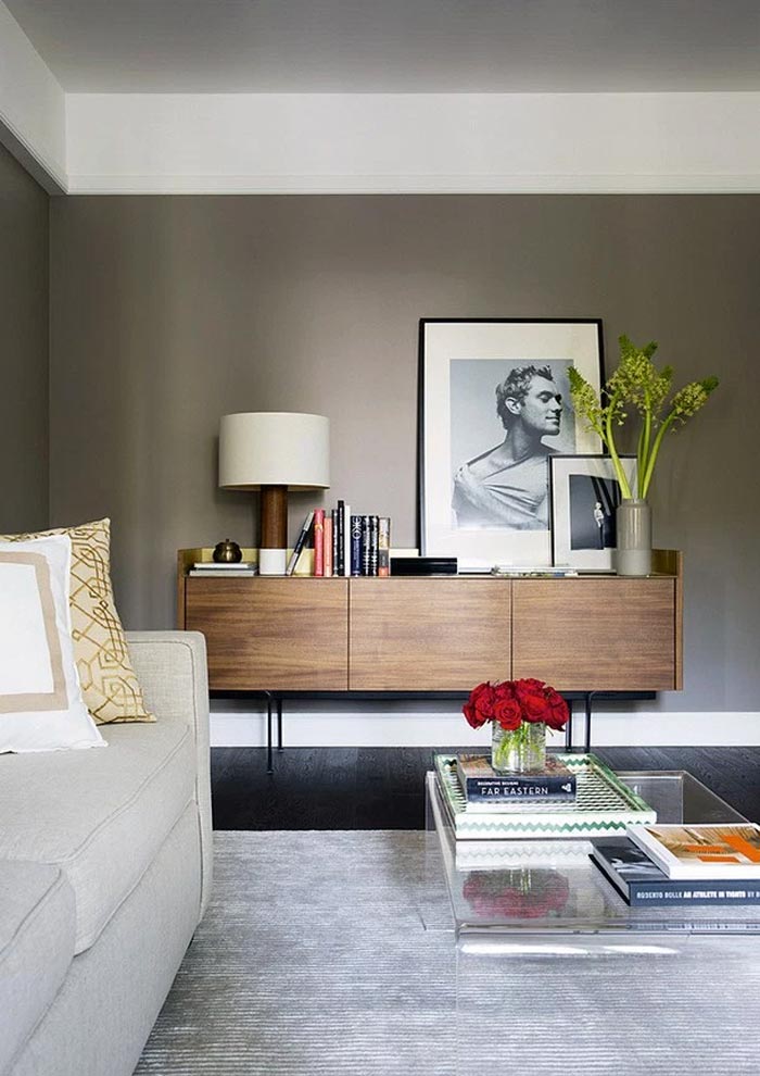 salon-con-sofa-blanco-y-aparador-midcentury-modern-foto-jude-law