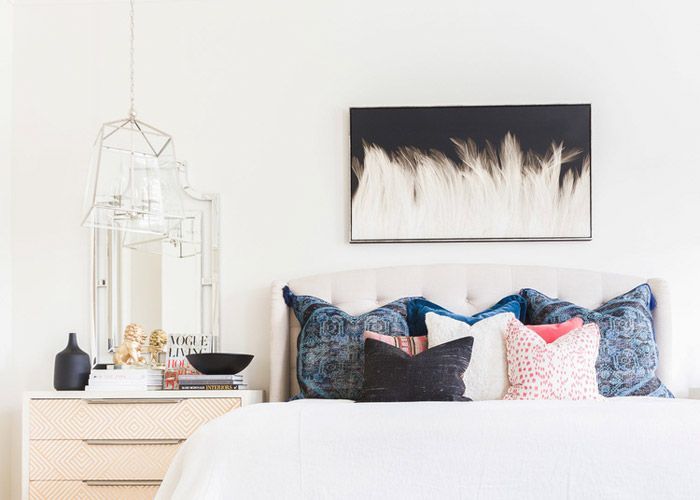 2-dormitorio-elegante-decorado-blanco-y-azul-banco-tapizado