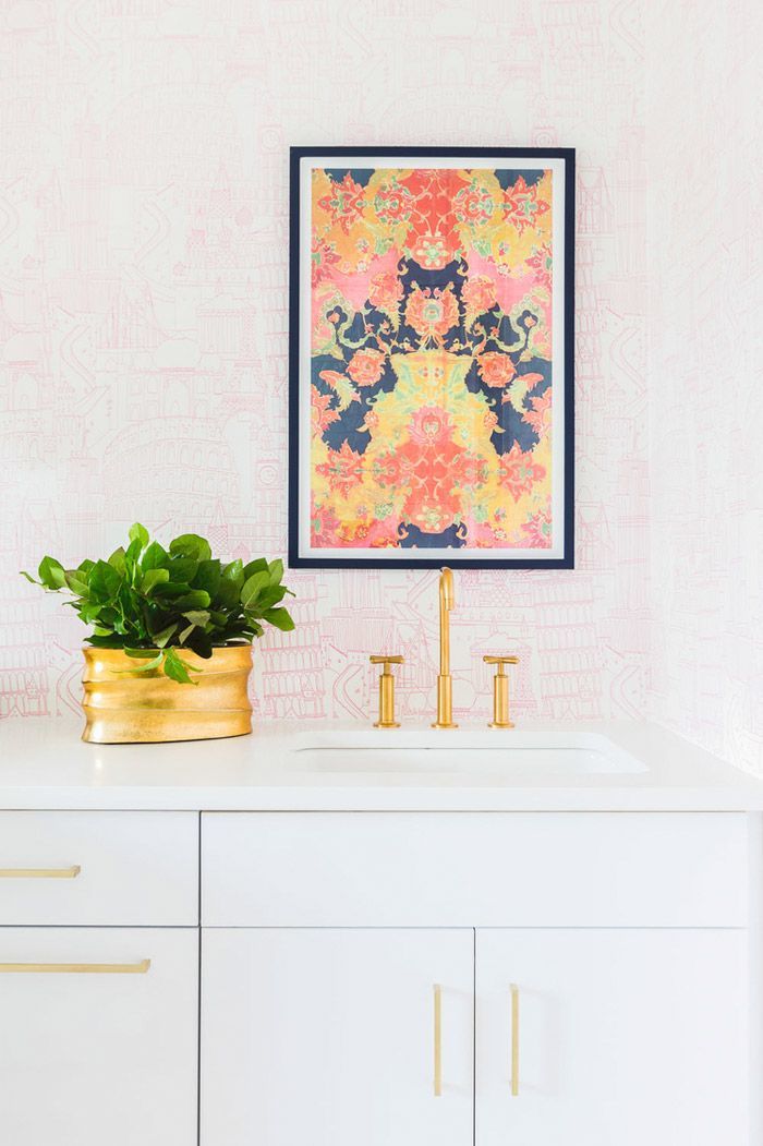 bano-con-papel-pintado-rosa-y-blanco-griferia-dorada