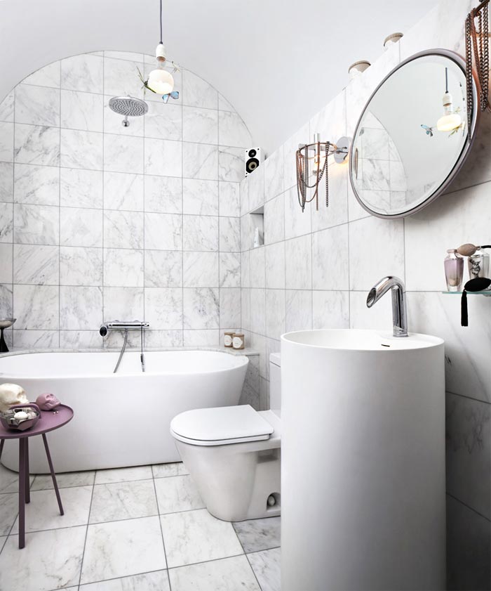 bano-forrado-marmol-blanco-stephane-chamart-apartamento-estilo-moderno-pared-ladrillo