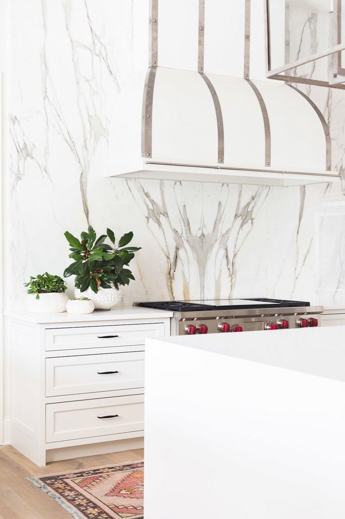 cocina-elegante-pared-forrada-marmol