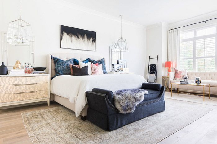 dormitorio-elegante-decorado-blanco-y-azul-banco-tapizado