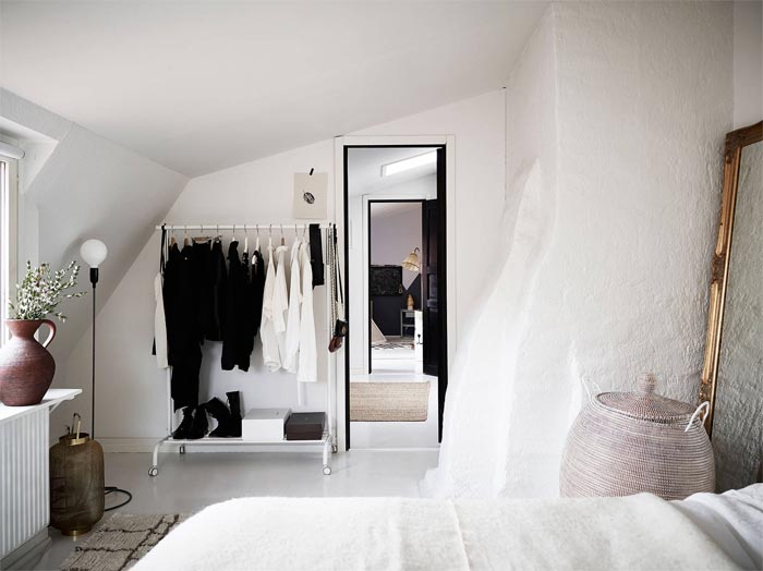 espejo-dorado-dormitorio-decorado-en-blanco-duplex-decoracion-estilo-nordico-stadshem