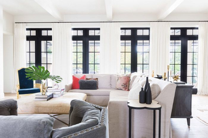 gran-salon-con-sofa-blanco-en-L