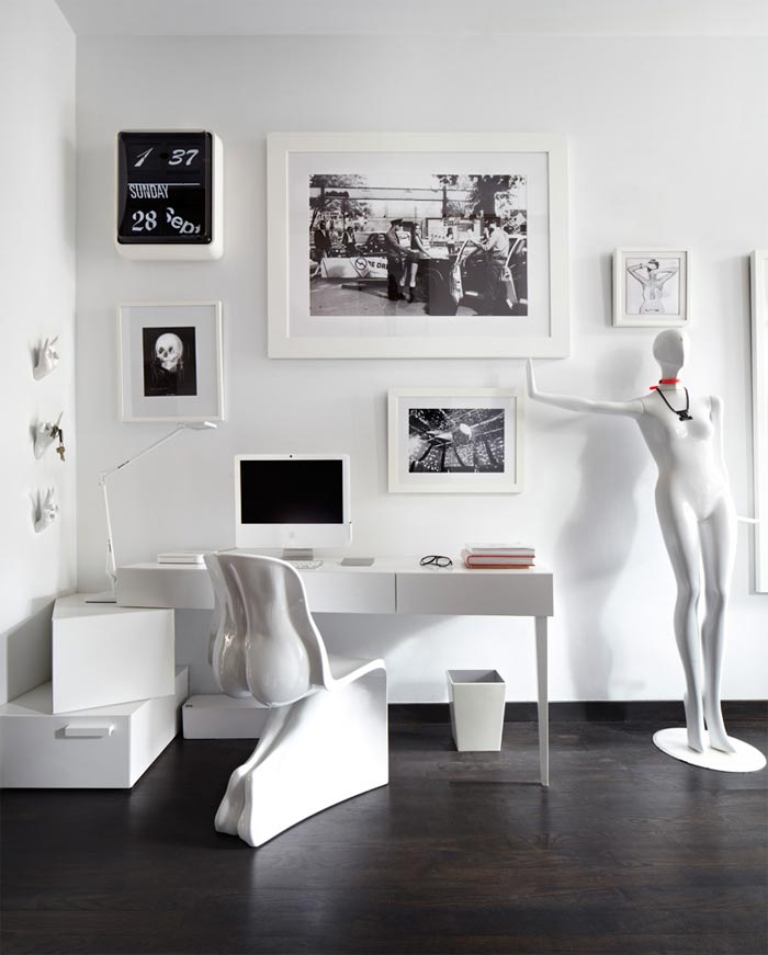 maniqui-silla-blanca-formas-anatomicas-stephane-chamart-apartamento-estilo-moderno-pared-ladrillo