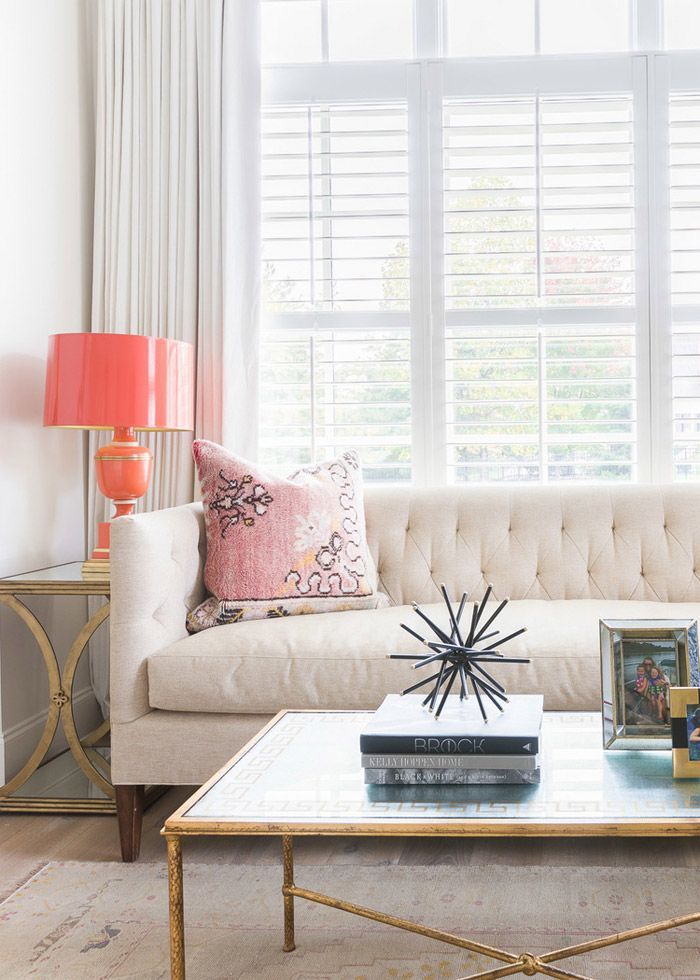 sofa-blanco-capitone-lampara-mesa-color-coral