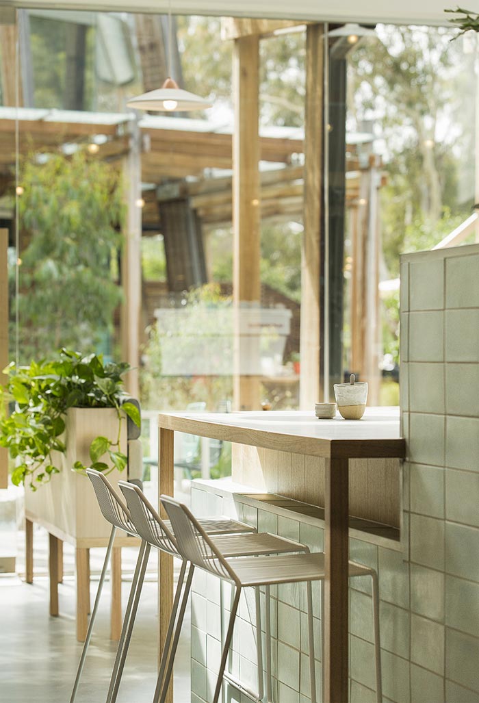 10-restaurante-decorado-estilo-nordico-madera-natural-clara-separadores-forma-de-casa