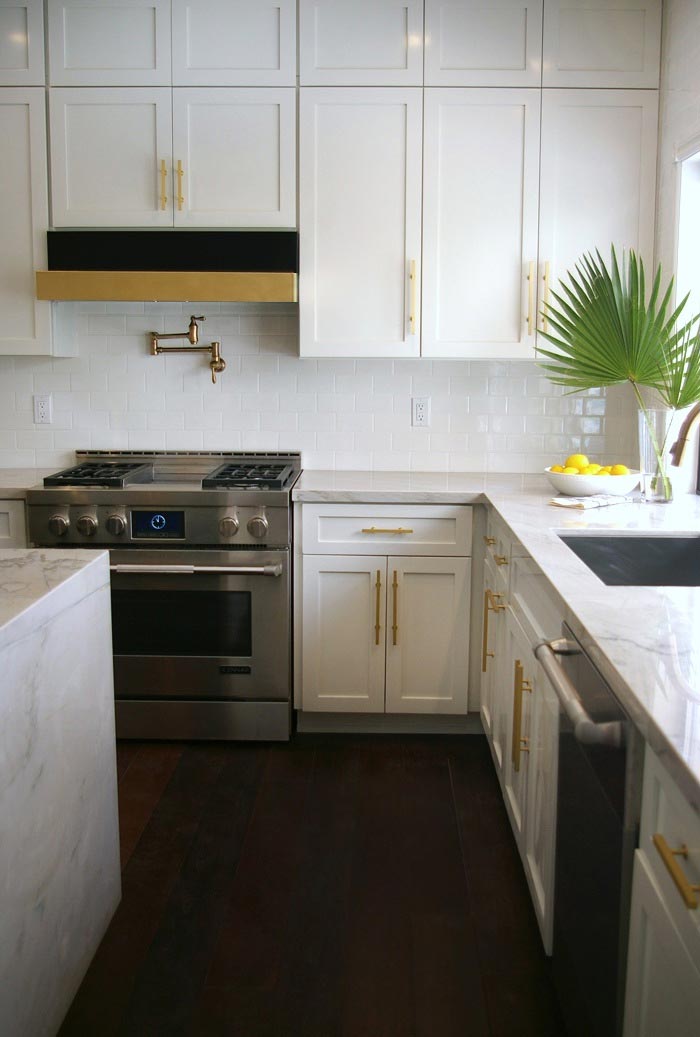2-cocina-elegante-blanco-y-negro-con-tiradores-metal-dorados
