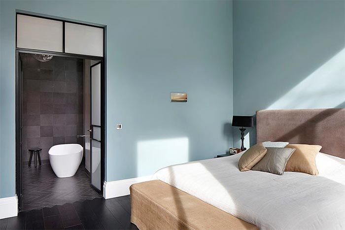 2-dormitorio-pared-azul-lampara-techo