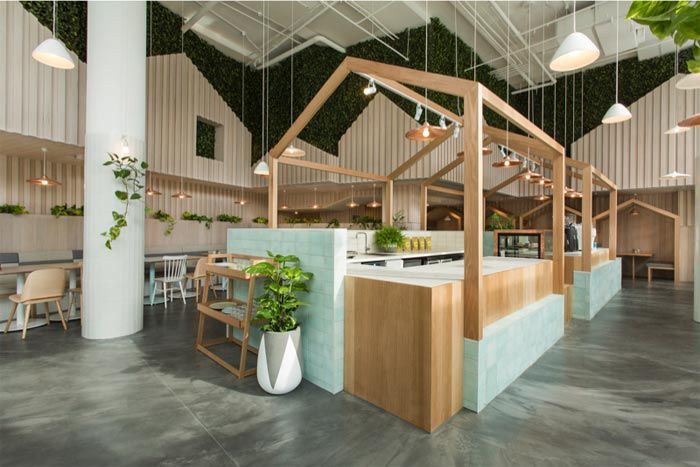 2-restaurante-decorado-estilo-nordico-madera-natural-clara-separadores-forma-de-casa