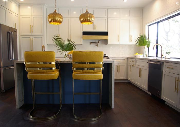 2-taburetes-metal-altos-cocina-elegante-blanco-y-negro-con-tiradores-metal-dorados