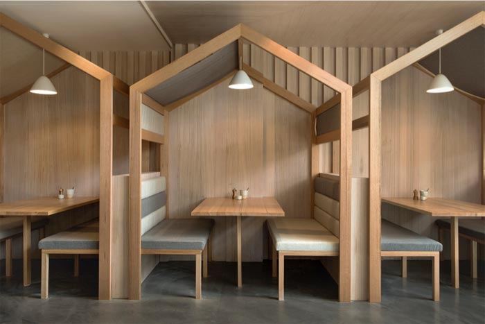 5-restaurante-decorado-estilo-nordico-madera-natural-clara-separadores-forma-de-casa