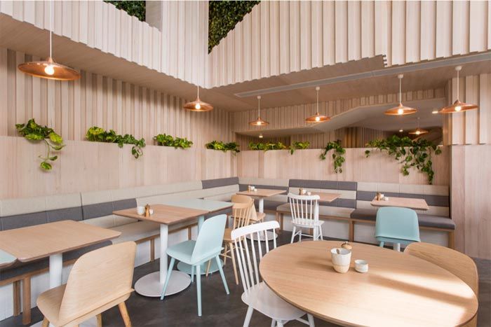 6-restaurante-decorado-estilo-nordico-madera-natural-clara-separadores-forma-de-casa