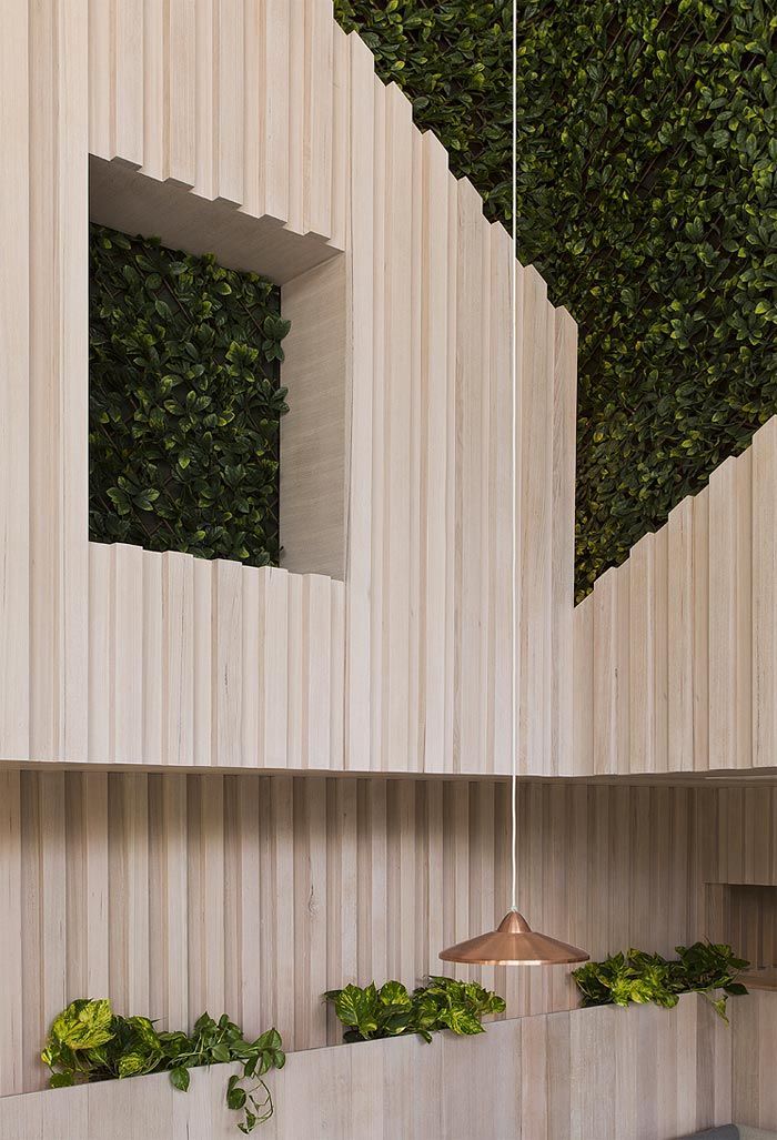 8-restaurante-decorado-estilo-nordico-madera-natural-clara-separadores-forma-de-casa