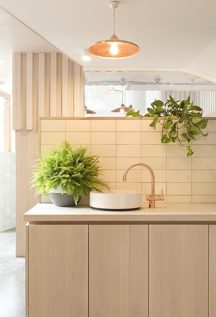 9-restaurante-decorado-estilo-nordico-madera-natural-clara-separadores-forma-de-casa