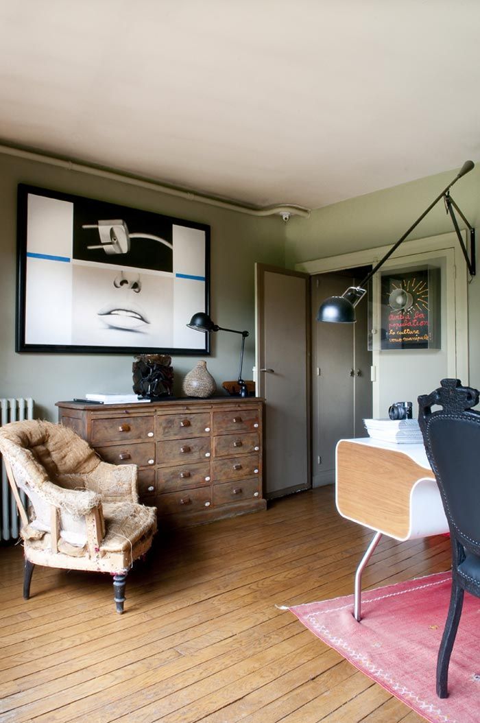 apartamento-paris-d-mesure-estilo-vintage-comoda-antigua-madera-lampara-mesa-jielde