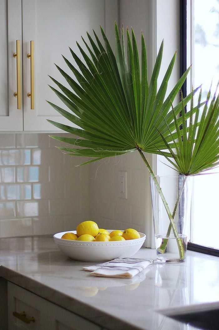cocina-elegante-blanco-y-negro-con-tiradores-metal-dorados