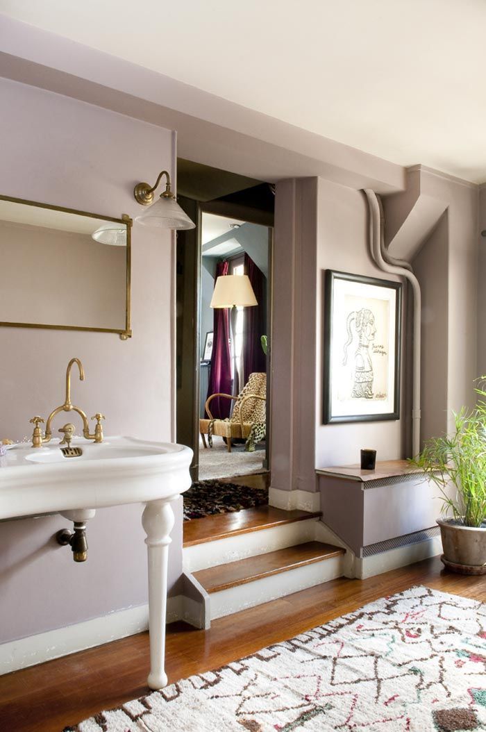 dormitorio-con-bano-a-distinto-nivel-lavabo-aire-antiguo-con-griferia-dorada