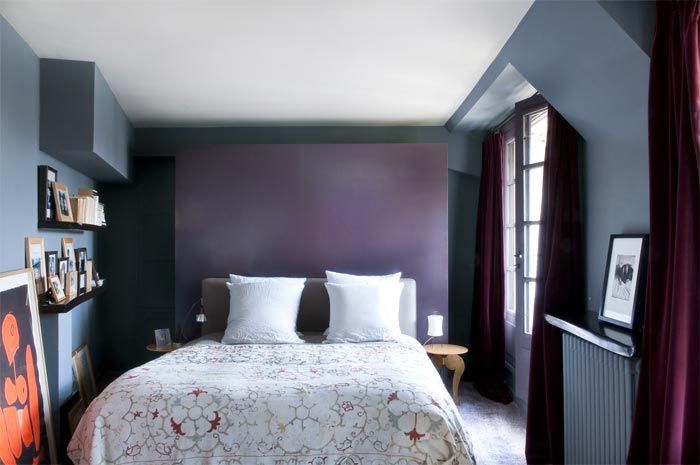 dormitorio-decorado-en-tonos-malva-morados-violetas-y-azul
