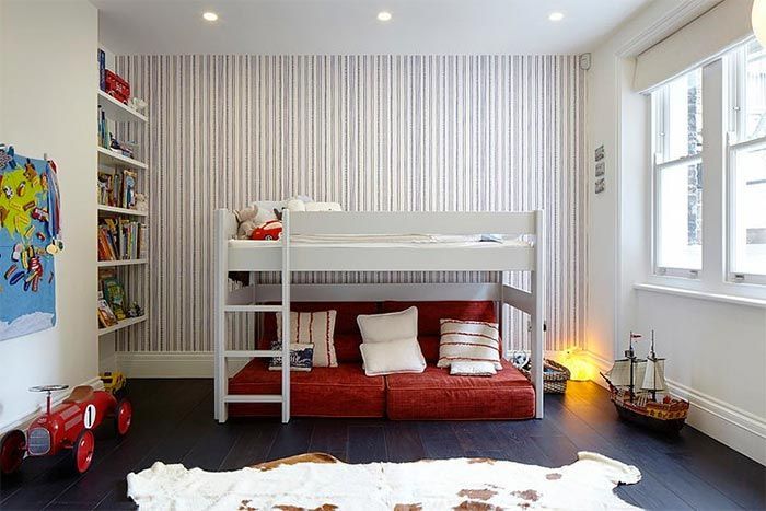 dormitorio-infantil-con-litera-blanca-papel-pintado-anna-spiro-porters-wallpaper