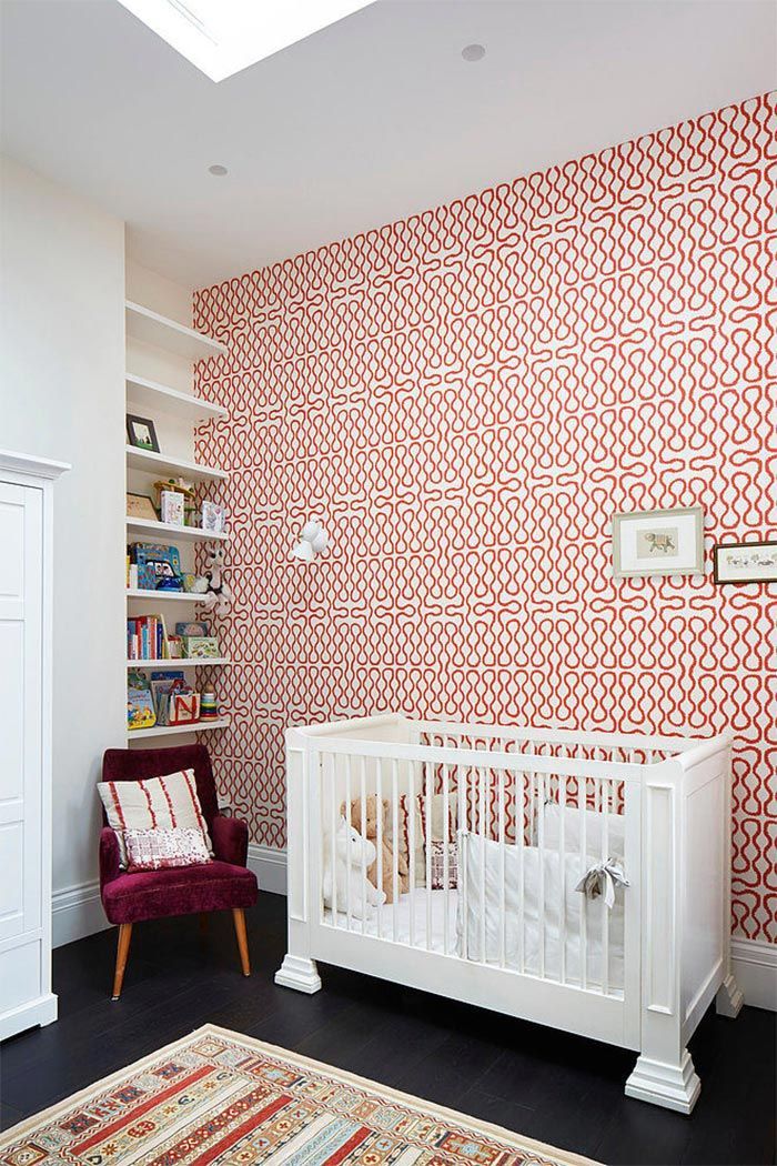 dormitorio-infantil-con-papel-pintado-rojo-y-blanco-casa-en-londres