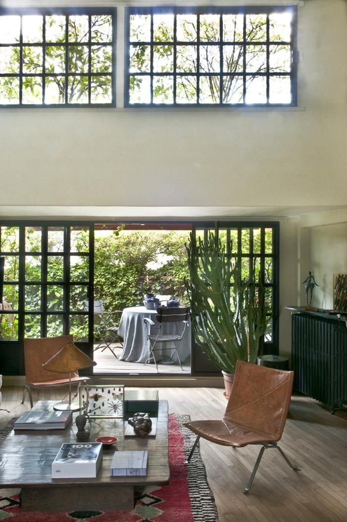 gran-salon-doble-altura-paris-ventanas-cuarterones-hierro-estilo-industrial