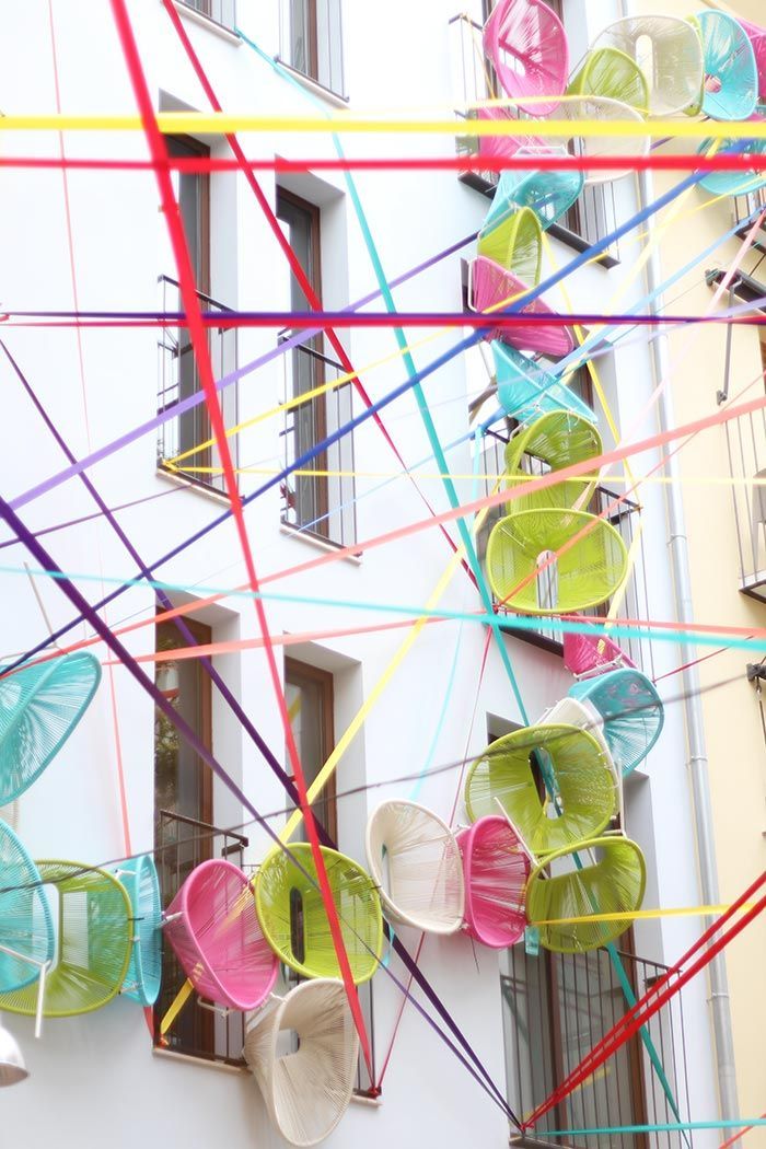 instalacion-sillas-colores-carrefour-en-la-fachada-mercado-tapineria-valencia