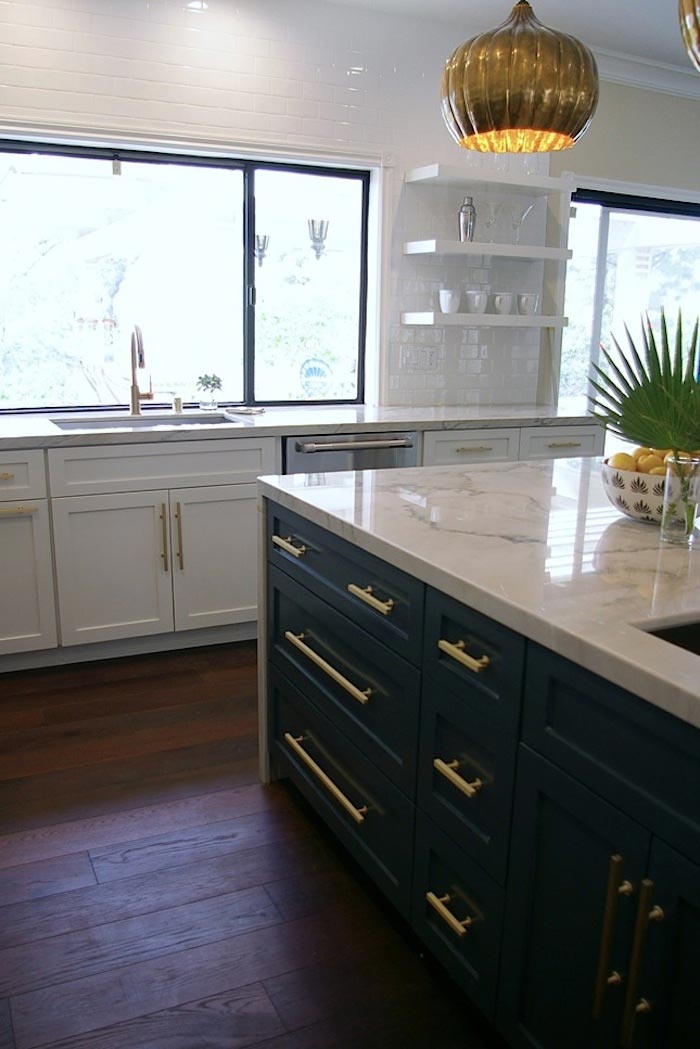 lamparas-techo-doradas-cocina-elegante-blanco-y-negro-con-tiradores-metal-dorados